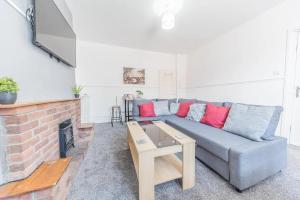 Posezení v ubytování Cozy & Modern 2-Bedroom Accommodation in Barrow-in-Furness