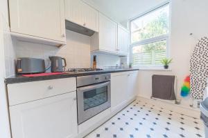 Kuchyň nebo kuchyňský kout v ubytování Cozy & Modern 2-Bedroom Accommodation in Barrow-in-Furness