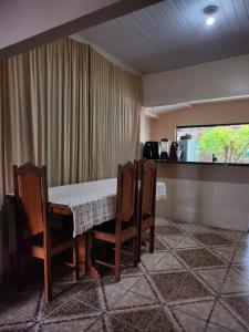 Un comedor con una mesa y algunas sillas. en Casa para Cop 30, en Ananindeua