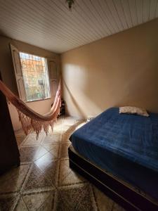 Un dormitorio con una cama y una hamaca. en Casa para Cop 30, en Ananindeua