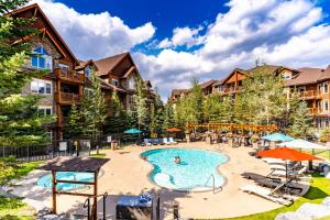 un resort con piscina di fronte a un edificio di The Raven Suite at Stoneridge Mountain Resort a Canmore