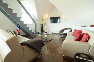 een woonkamer met 2 banken en een glazen tafel bij Rivoli in Pornichet