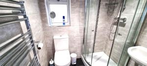 ein Badezimmer mit Toilette und Glasdusche in der Unterkunft No 1 Oceans in Perranporth + 16 Fotos