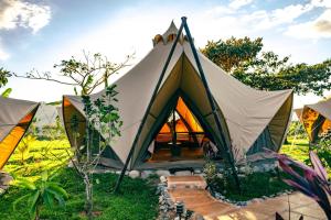 BarúにあるEco Luxe Glamping Nest #3 - 2 Queen Beds at Holosのギャラリーの写真 +26枚の写真