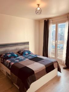 ジュヴィジー・シュロルジュにあるDucastel F2 Apptのベッドと窓のある寝室