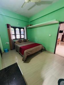 Postel nebo postele na pokoji v ubytování Coorg Sana Riverside