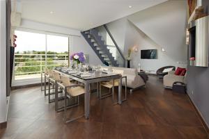 een eetkamer met een tafel en stoelen bij Rivoli in Pornichet +20 foto's