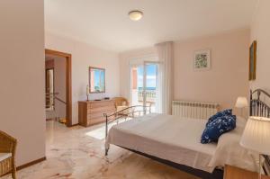 En eller flere senge i et værelse på Club Villamar - Riffelt + 43 billeder