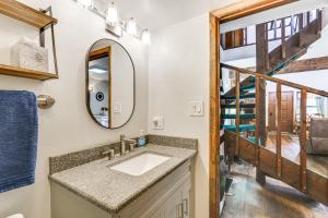 Φωτογραφία από το άλμπουμ του Angel Fire Condo Less Than half Mi to Resort and Bike Park! σε Angel Fire +19 φωτογραφίες