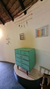 une chambre avec une commode verte dans l'établissement Beautiful rustic sea cottage, 2km Kob Inn, à Sandile