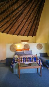 une chambre avec un lit dans une pièce dans l'établissement Beautiful rustic sea cottage, 2km Kob Inn, à Sandile