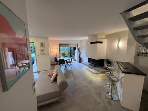 ein Wohnzimmer mit Sofa und Tisch in der Unterkunft Villa Marina Cottage in Mandelieu-la-Napoule