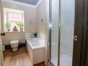 Un baño con ducha, inodoro y lavabo. en The Old Laundry Cottage, en Perth 26 fotos más