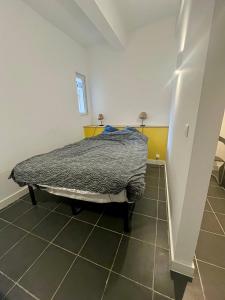 Ένα ή περισσότερα κρεβάτια σε δωμάτιο στο Un spacieux t2 en plein centre cours belsuns