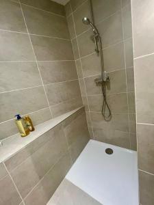 Ένα μπάνιο στο Un spacieux t2 en plein centre cours belsuns