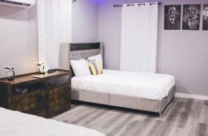 1 Schlafzimmer mit 2 Betten, einer Kommode und einem Schreibtisch in der Unterkunft Island Haven 5BR Home with Pool Cottage in Nassau + 55 Fotos