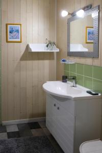 un baño con lavabo y espejo en Chambre avec terrasse Chez Anne, en Rennes