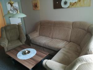 a living room with a couch and a coffee table at schnuggliche Ferienwohnung in Eppendorf