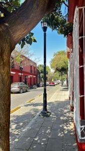 eine Straßenlaterne am Rand einer Stadtstraße in der Unterkunft Alojamiento en el Centro Histórico in Oaxaca de Juárez