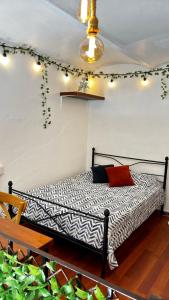 ein Schlafzimmer mit einem Bett in der Zimmerecke in der Unterkunft Alojamiento en el Centro Histórico in Oaxaca de Juárez + 15 Fotos