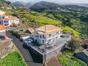 una vista aérea de una casa en una colina en SunRise Vila, en Estreito da Calheta