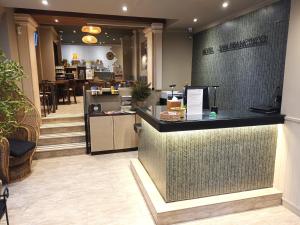 a restaurant with a counter and a restaurantacistacistacist w obiekcie Hotel San Francisco w mieście Ronda