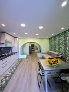 ein Wohnzimmer mit Sofa und Tisch in der Unterkunft RodaHouse Vista Mare in Castellammare di Stabia