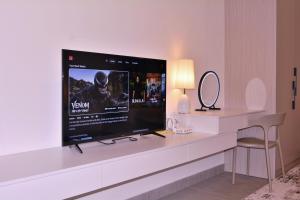 TV a/nebo společenská místnost v ubytování MODERN SUITE SUNSURIA Setia Alam At Shah Alam
