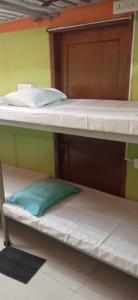 um quarto com 2 beliches num quarto em Northeastern Dormitory em Gauripur