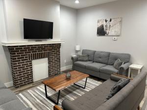 Μια τηλεόραση ή/και κέντρο ψυχαγωγίας στο Cityscape 2BR Near Downtown