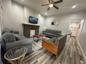 Μια τηλεόραση ή/και κέντρο ψυχαγωγίας στο Cityscape 2BR Near Downtown +20 φωτογραφίες