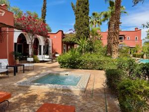 a pool in the courtyard of a house at Le Palais Mandarine in Taroudant
