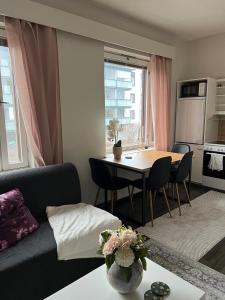una sala de estar con un sofá y una mesa en Kaarlelankatu Studio, en Kokkola
