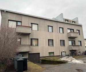 a building with windows and bikes parked in front of it at Kaarlelankatu Studio in Kokkola