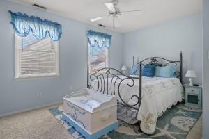 a bedroom with a bed and a window at Highlander - Quiet vacation comfort! in Deep Hole