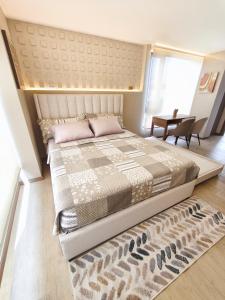 Ένα ή περισσότερα κρεβάτια σε δωμάτιο στο Coliving Ecuador Edificio Efyra La Carolina Quito +46 φωτογραφίες