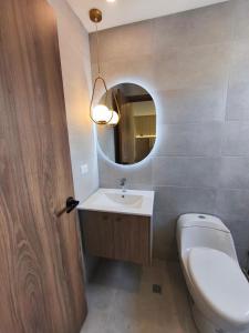 Ένα μπάνιο στο Coliving Ecuador Edificio Efyra La Carolina Quito