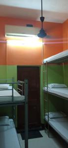 um quarto com 3 beliches e uma luz em Northeastern Dormitory em Gauripur mais 19 fotografias