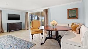 una sala de estar con una mesa y un sofá en Hosta Cottage - Beautiful, Waterfront, Luxury, en New Church