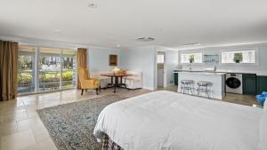 1 dormitorio con 1 cama, cocina y comedor en Hosta Cottage - Beautiful, Waterfront, Luxury, en New Church