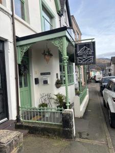 a building with a green door on a street at Idan House in Llanberis