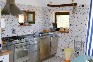 Cuisine ou kitchenette dans l'établissement Studio Mit Balkonblick Ins Bergige Grüne 9 autres photos