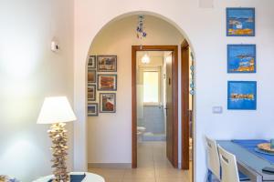 un pasillo con un arco que conduce a una habitación en BlueMary, en Giardini Naxos