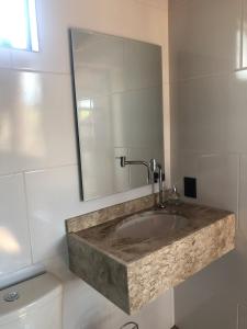 un baño con lavabo e inodoro en Villa Cambara, en Cambará