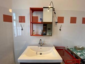 a bathroom with a sink and a mirror at Großzügige Gutshaus-Wohnung nahe Saale und Elbe in Schwarz +18 photos