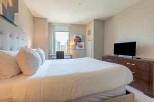 TV a/nebo společenská místnost v ubytování Private 2BR Apt Seaport Disctrict