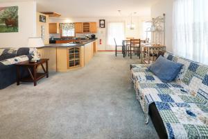Φωτογραφία από το άλμπουμ του Horseshoe Hideaway - Cozy home with screened porches! σε Birch Town