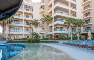 カボ・サン・ルーカスにあるOceanfront 3BR Condo at Diamante by The Agency Bajaの建物前の空きスイミングプール