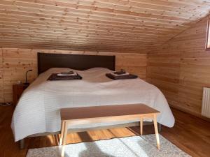 Un pat sau paturi într-o cameră la Cozy Ockelbo Retreat with Sauna Stunning Nature Views +6 fotografii