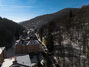 Nespecifikovaný výhled na hory nebo výhled na hory při pohledu z hotelu